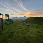 Alpine House, شقة